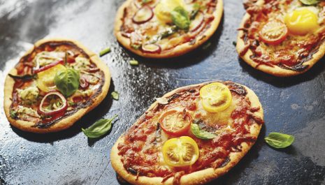 Mini pizzas 4 quesos con tomatitos y albahaca