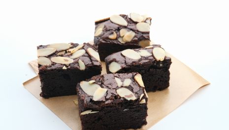 Mini cake with chocolate and almonds