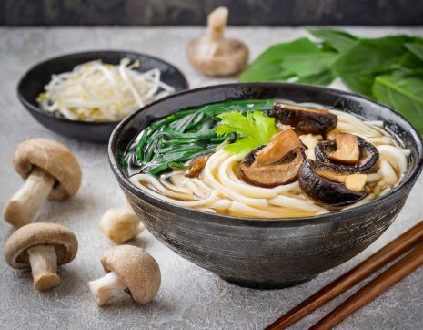 Zupa Udon z makaronem, grzybami shitake i wodorostami